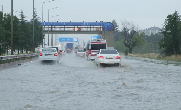 Sağanak Yağış Eskişehir'i Esir Aldı