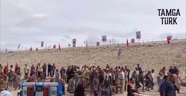 ÇKP'nin Propaganda Filminde Zoraki Figüran: Uygur Türkleri