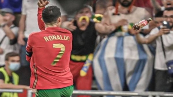 Ronaldo'ya Coca-Cola Şişesi Fırlatıldı