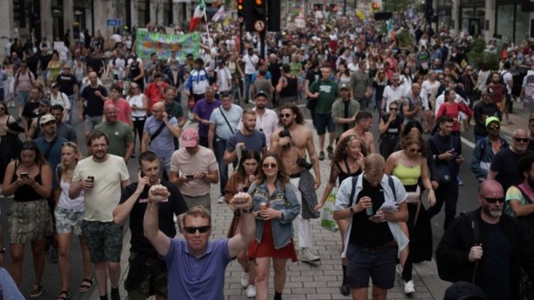 Londra'da On Binlerce İnsan Salgın Yasaklarını Protesto Etti