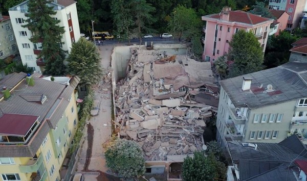 Sarıyer'de Kaçak Yapılan 9 Katlı Bina Çöktü