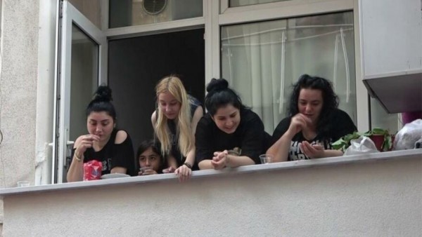 Önce Korktular Sonra Çekirdek Çitleyerek İzlediler