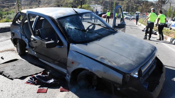 Mezuniyet Çekiminden Dönen Liselilerin Aracı Kaza Yaptı: 4 Yaralı, 1 Ölü