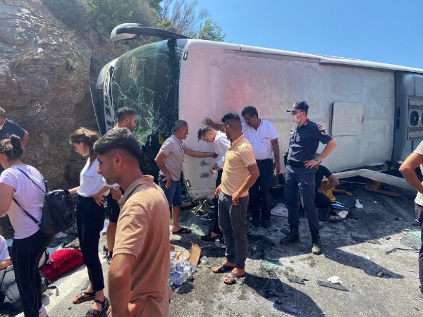 TIR ile Yolcu Otobüsü Çarpıştı: 16 Yaralı