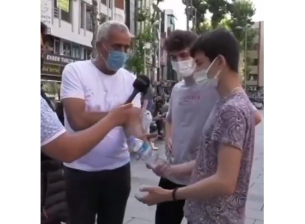 Yaşlı Adamdan 'Yaşamıyoruz' Diyen Gence 'Elinde Suyun Var' Tepkisi
