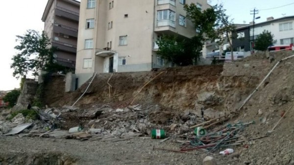 Çankaya'da Bir Binanın Temelinde Toprak Kayması Meydana Geldi