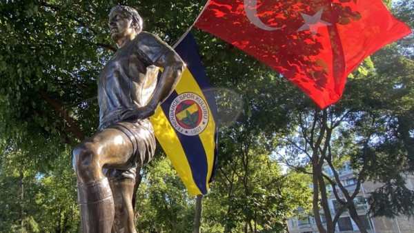 Efsane Futbolcu Can Bartu'nun Heykeli Kadıköy'de Açıldı