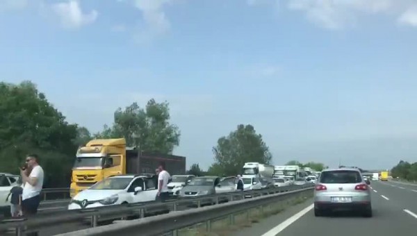 Sakarya'da Kilometrelerce Uzanan 'Erdoğan Geliyor' Kuyruğu