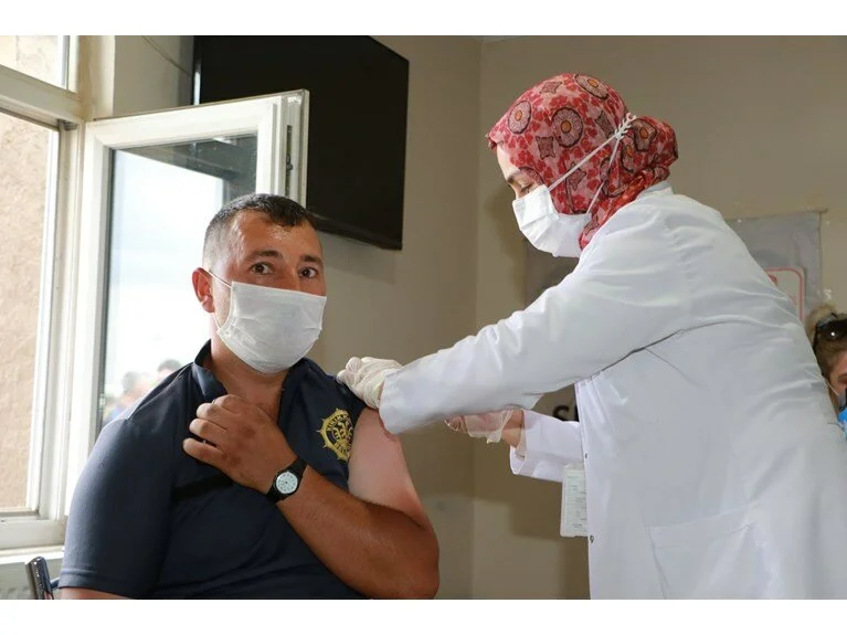 Yetişkin Nüfusun Yüzde 57'si İlk Doz Aşısını Yaptırdı