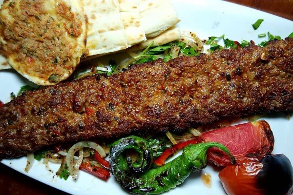 Bakanın İstifasını Ücretsiz Kebap Dağıtarak Kutladılar