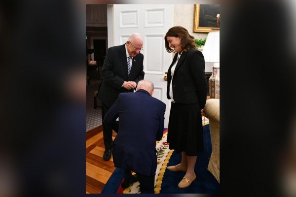 Biden İsrail Cumhurbaşkanının Özel Kalem Müdürünün Önünde Diz Çöktü