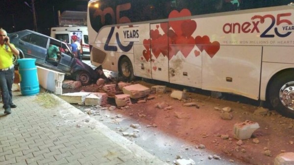 Bir Otomobil Akaryakıt İstasyonundaki Tur Otobüsüne Çarptı