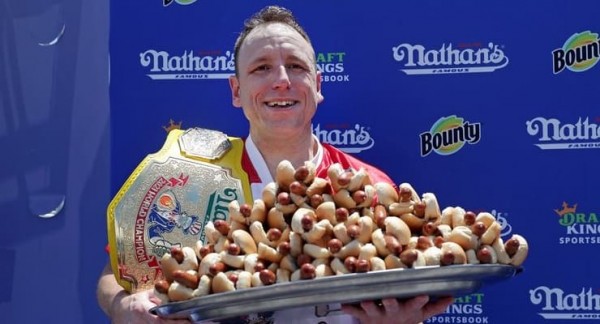 10 Dakikada 76 Hot Dog Yiyen Adam Şampiyon Oldu