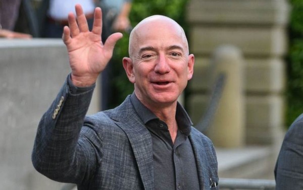 Amazon'un Kurucusu Jeff Bezos CEO'luk Görevinden Ayrıldı