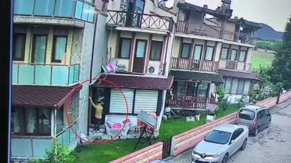Evine Gizlice Giren Sapığın Elinden Son Anda Kurtuldu