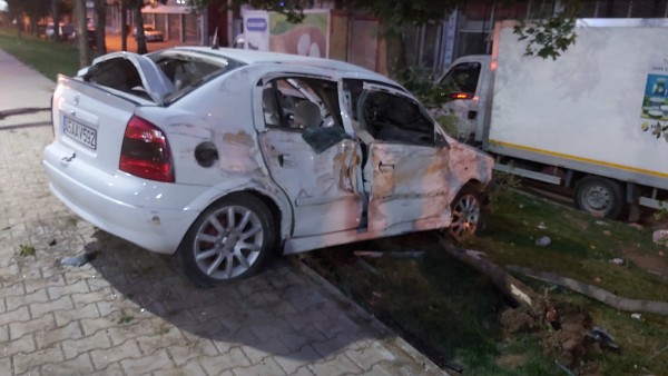 Muhtarlık Binasına Daldı: Aracını Bırakıp Kaçtı