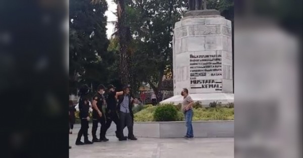 Bursa'da Meczup Bir Mürteci Büyük Atatürk'ün Heykeline Çekiçle Saldırdı
