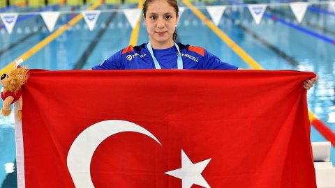 Merve Tuncel Serbest Stilde Avrupa Gençler Yüzme Şampiyonu Oldu