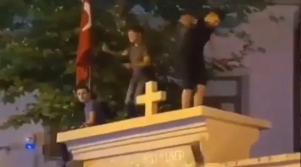 Kadıköy'de Kiliseye Saygısızlık