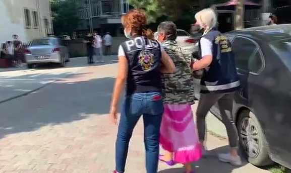 Türk Bayrağını Yırtıp Üzerine Basan Kadın Tutuklandı