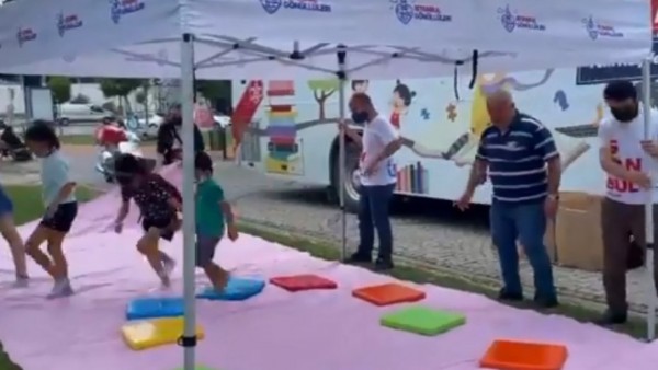 İBB’nin Gezici Çocuk Kütüphanesi AKP’li Belediye Tarafından Toplatıldı