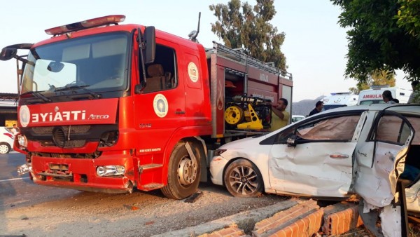 Otomobil ve İtfaiye Aracı Çarpıştı: 3 Yaralı