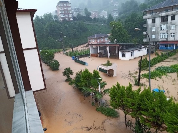 Rize'de 3 Vatandaş Sele Kapıldı: Bakanlar Bölgeye Hareket Etti