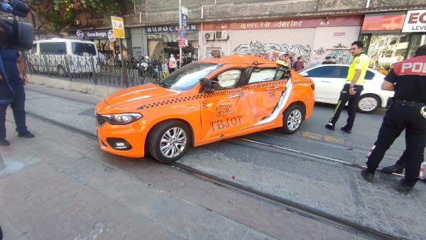 Karaköy'de Tramvay ve Bir Taksi Çarpıştı