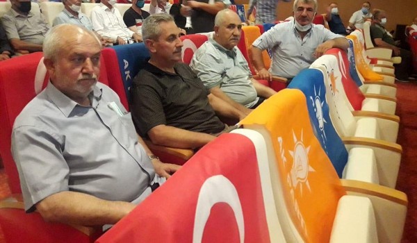 AKP'liler Türk Bayrağını Koltuk Örtüsü Yaptı