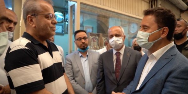 Babacan Yasa Dışı Göçmenlerin Babalığına Soyundu