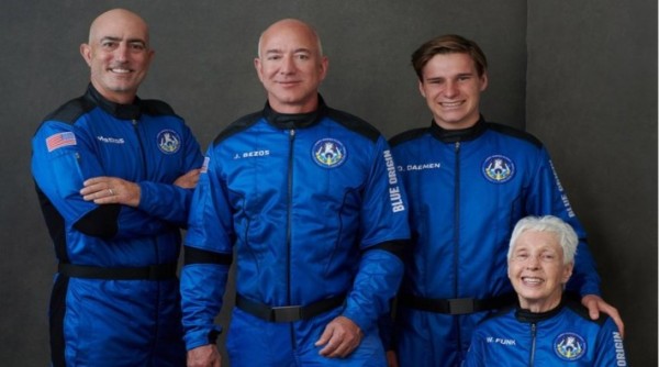 Milyarder İş Adamı Jeff Bezos Uzaya Seyahat Ediyor