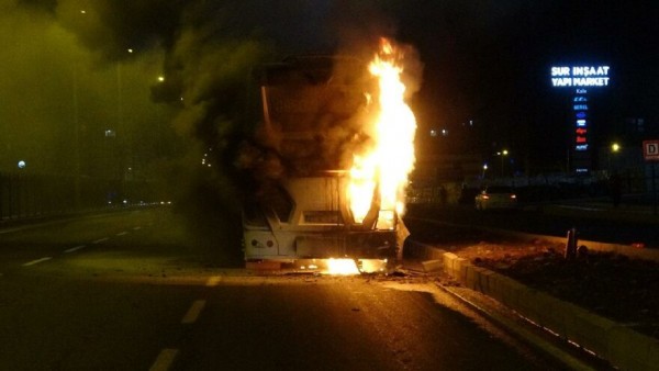 Seyir Halindeki Yolcu Otobüsü Alev Aldı 