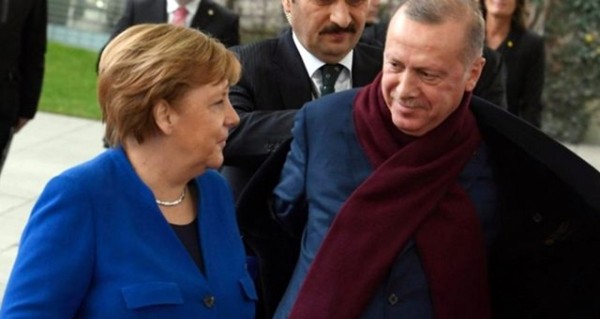 Merkel'den Türkiye'ye Suriyeliler Konusunda 'Aferin'