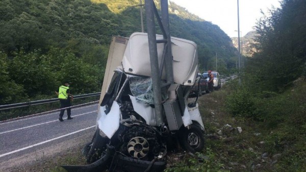 Uyarı Tabelasına Çarpan Sürücü Sıkışarak Hayatını Kaybetti