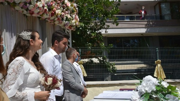 Çin Virüsü'ne Yakalanan Keşan Belediye Başkanı Balkondan Nikah Kıydı