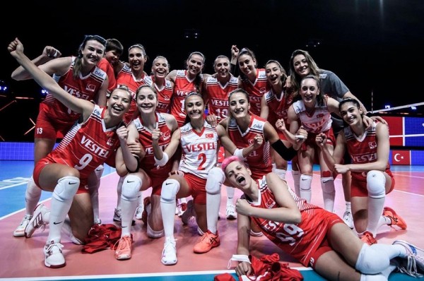 Fenerbahçe'den Türkiye Kadın Voleybol Takımı'na Destek