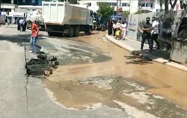 AKP'li Belediyenin Yönettiği Elazığ'da Cadde Üzerindeki Yol Çöktü