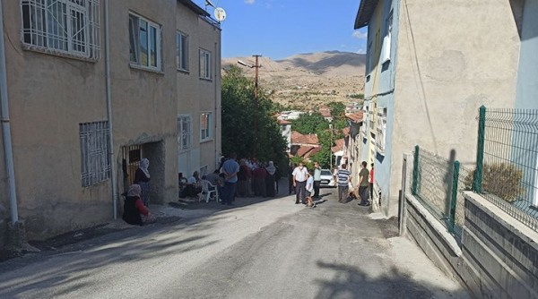 Bir Erkek 'Telefonunu Açmadığı İçin' Eşini Bıçaklayarak Katletti