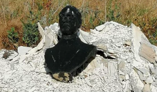 Okul Bahçesindeki Atatürk Büstünü Çalıp Çöpe Attılar