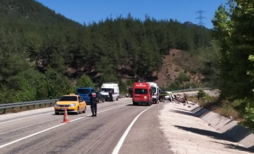 Düğüne Gitmek İçin Çıktıkları Yolda Kaza Yaptılar: 5 Ölü