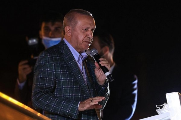 Erdoğan, Yol Kenarında Bekleyen Vatandaşlara Çay Fırlattı