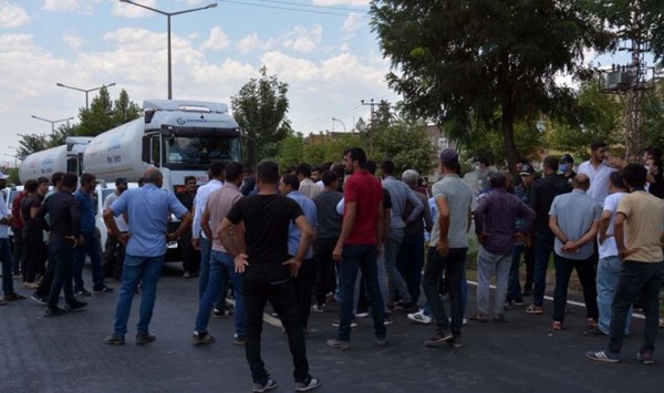 Çiftçiler Elektrik Kesintilerini Protesto Etmek İçin Yolları Kapattı