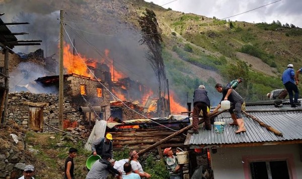 Artvin'de Bir Evde Yangın Çıktı, Çok Sayıda Eve Sıçradı