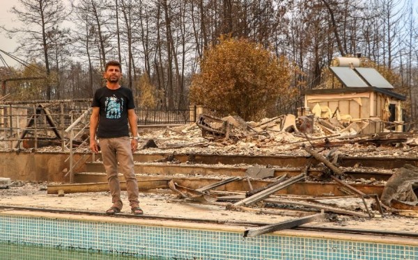 Manavgat'ta Alevlerin Arasında Kalan Bir Aile Havuza Girerek Kurtuldu