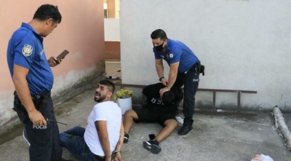 Adana'da 2 Kardeş, Hastane Otoparkında Bir Baba ve Oğlunu Vurdu