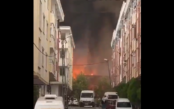 Esenyurt'ta Bir Depoda Yangın Çıktı