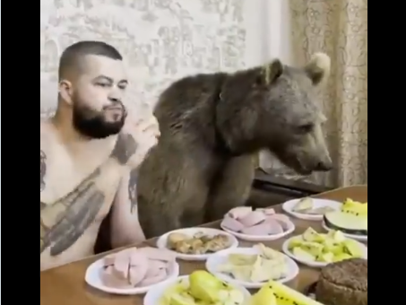 Bir Rus En Yakın Dostuyla Kahvaltı Ederken Görüntülendi