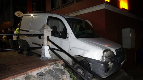 Tarihi Surlardan Aracıyla İnmeye Çalışan Sürücünün Aracı Sıkıştı