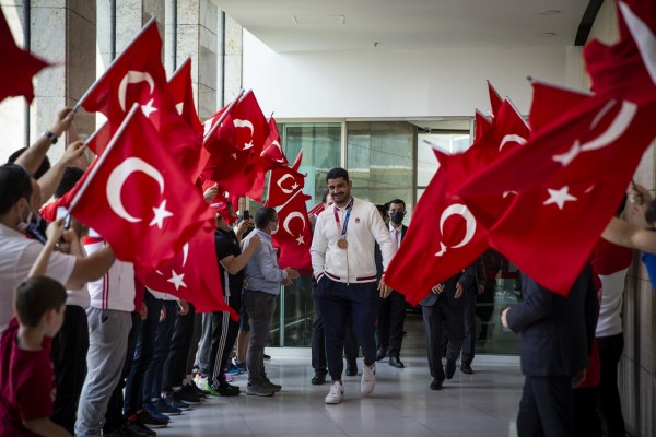 Tokyo'dan Dönen Milli Güreşçilerimize Coşkulu Karşılama