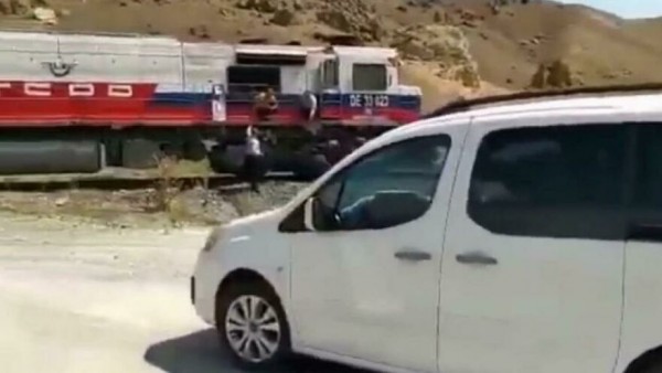 Bahşiş Almak İçin Trenle Düğün Konvoyunun Önünü Kestiler